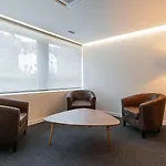 Oeste Готель